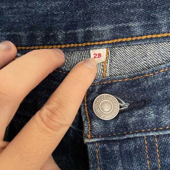 Distressed Wedgie Levi’s Jeans - Picture 4 of 7